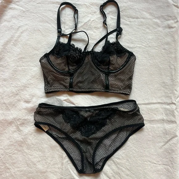 Adore Me | Intimates & Sleepwear | Elegant Black Lace Lingerie Bra |  Poshmark